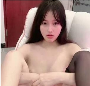 半糖纯妹子18岁美少女首次下水很腼腆