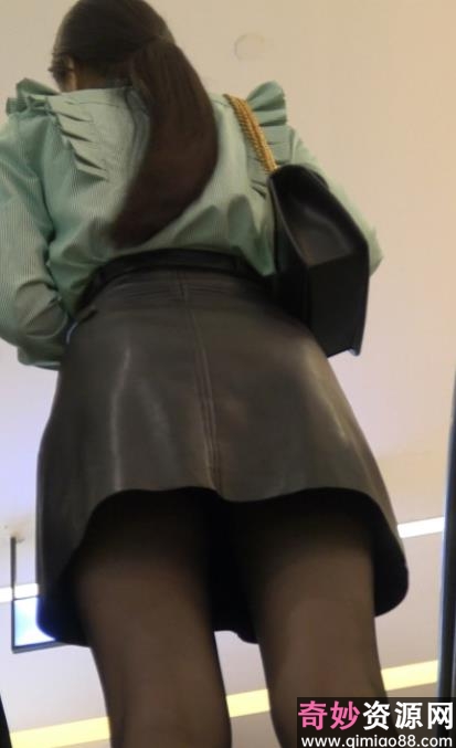 街拍短裙美女