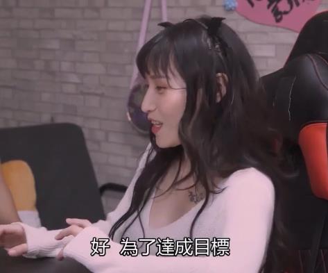 《皇家华人夜夜(合集)》:多彩剧情,男主角多重角色,服饰角度全方位,下载观看享受乱来乐趣