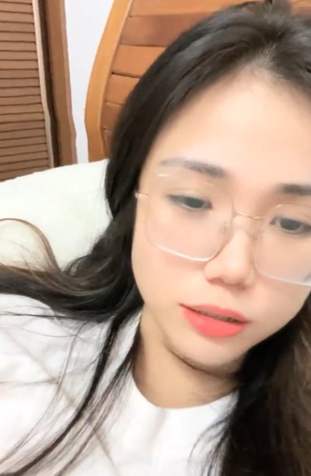 60v56.4g反差眼镜妹妮妮:收藏百度ED2K,独特个性引关注