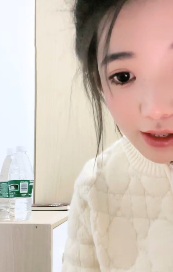 校园热点:大二妹妹宿舍直播50.4g视频,新增30v