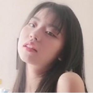 露脸艺校反差小美女与四眼男：打粑粑、放飞自我、CHUIXIAO的精彩故事