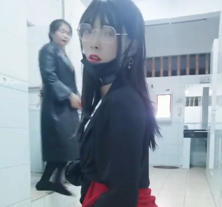 清纯眼镜长腿女孩：视频数量惊人，大小各异