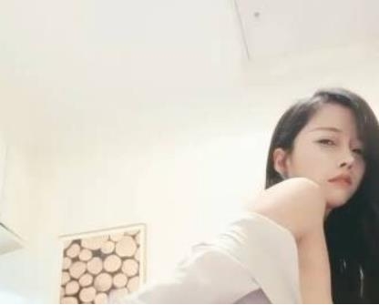 虎牙新晋超人气本土美女网红浮力主播有尺度自娱自乐热舞合集