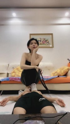 大连欣妍踩踏视频:全体重踩在bf684上,时长45分钟