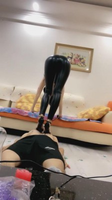 大连欣妍踩踏视频:全体重踩在bf684上,时长45分钟