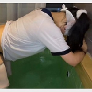 清纯可爱双马尾学妹运动服浴池事件原委