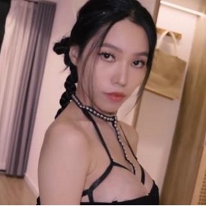 时尚美女朱丹自拍视频24分钟，酒吧模特黑裙高跟内衣故事揭秘