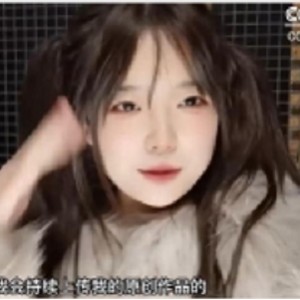 双马尾妹子穿着黑丝出现在C宝马男身旁