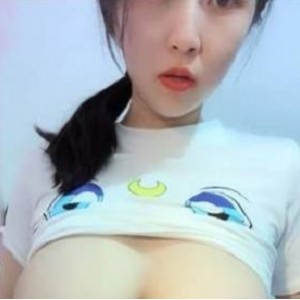 鲜嫩多汁！气质奶妈直播喂奶，挤牛奶形状诱人
