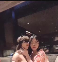 TS系列:微博网红张思妮,酒店C靓女,床上弄,卫生间后推车,释放,作者自拍,稀缺资源