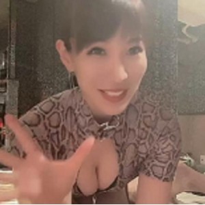 OnlyFans御姐自拍视频1小时25分钟，韩国财阀圈知名博主mistress_natsumi展现独特魅力