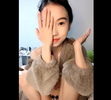 推特上的清纯女神喝了一杯生椰拿铁,结果被强行中途退出,她感到委屈和想哭,这件事引发了很大的争议。此外,该商品具有5V电压和2.9克重量。