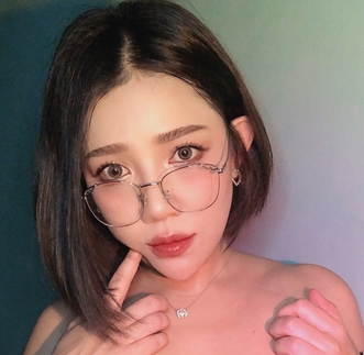 国外女网红Hannahowo的吃鸡合集，共25个视频和41张照片，文件大小为8.77GB，可在百度云资源下载。
