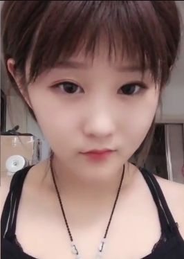 最近很火的短发学妹舌头360度旋转真的吗？