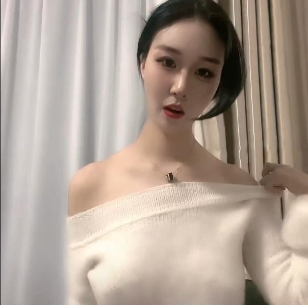 疯狂抖音外篇：闪现直播间美女秀，420V视频3.6G量供自娱自乐