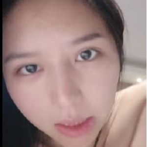 素颜女友露脸互动无屏障投稿化妆品众多理想女友身材小黑森林1V-1.36G这位女友素颜出镜，没有任何化妆品，展现出自然美。作品是她亲自投稿的，她绝对是众多小伙伴心