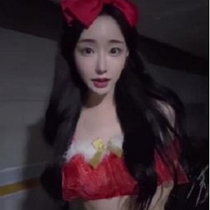 TS女神lalalin010自拍作品，颜值在贤娆时长10分钟，正面用嘴，下载观看