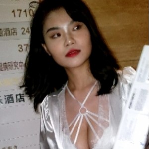大兔兔牛仔短裤90后美女