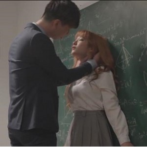 热门推荐华人传媒公司新作！教室主题麻豆片，女主颜值竿娆技术精湛，战况激烈！450亿身家