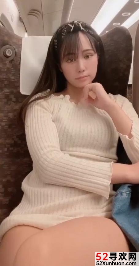 网红小姐姐艺高人胆大，身材高颜值！249MB高铁表演视频