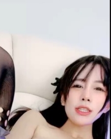 挖井出水:一个具有大罩杯的网红小姐姐在视频中展示如何使用玻璃棒cha+ru+xue道,穿着网袜展示美腿。