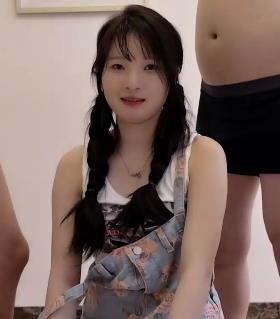 扣扣传媒女星琳琳榨干男优：清纯美女上海疫情下的体力挑战