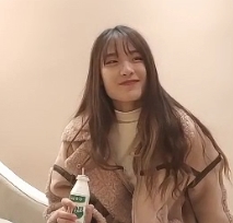超清设备拍摄的苗条00后嫩妹在沙发上艾薇视角清晰