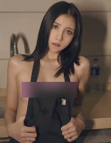 Cazi姬纪115张写真:细腻颜值、身材粉嫩、手感细腻,1.02G七套精选照片