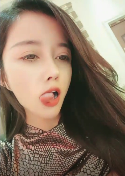 浮力姬虎牙超人气高颜值小妖精定制合集:见证艾莉莎神秘力量的精彩表现!