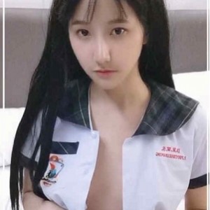 泰国小姐姐StudentGirl的26V视频：颜值身材抗揍，JK穿搭诡异表情