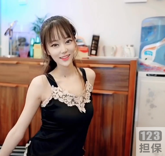 《安冉的秘密:抖音上的古风汉服、睡裙、红肚兜、浅旗袍、清凉蓝白纱衣,小兔尾COS、莉哥、韩安冉诱人拍摄作品》