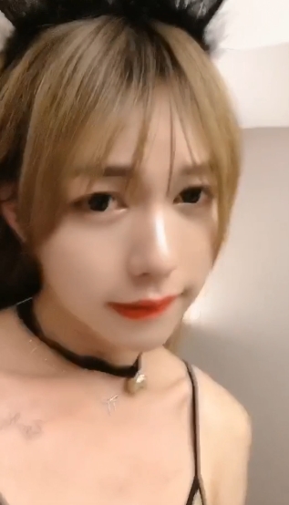 『19岁男人“伪娘粥粥”,完美身材+5个G,抖音网红人妖带你见识不一样的美』