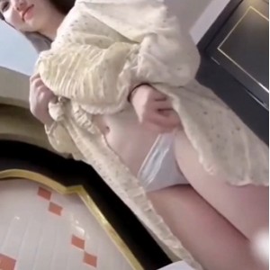 高颜值美眉猛舔狂舔，1V136M百度云永久链接，让你心动不已