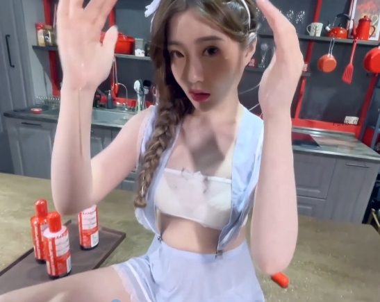 璃奈酱:令人震撼的女仆润滑套餐,上帝视角