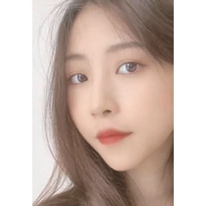 于此，我们为这部视频取名为优质女神反差婊：脚下小狗疯狂互动。