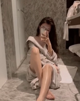 于此,我们为这部视频取名为优质女神反差婊:脚下小狗疯狂互动。