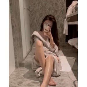于此，我们为这部视频取名为优质女神反差婊：脚下小狗疯狂互动。