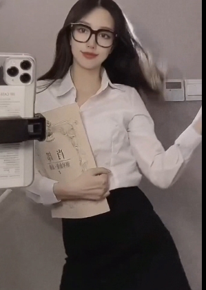 于此,我们为这部视频取名为优质女神反差婊:脚下小狗疯狂互动。