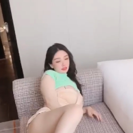 潘娇娇大罩杯秀资源8四人游,清晰弄净B区,放飞自我悄悄话