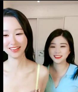 双F高颜姐妹花，绑手拉丝丝袜，黑鲍露脸，开心笑哈哈视频