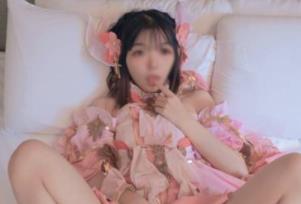 反差婊COSER小余，精致五官身材好，公园展示视频283M