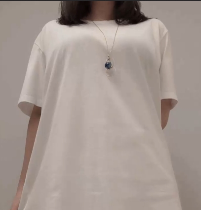 宾利车上的女人穿着白色衬衫和黑色长裤,秀发披散在肩上,望着远方的高速公路,神情迷茫。