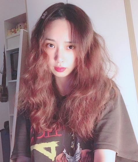 网红{{网红名字}}私密资源:高颜值美图短视频珍贵合集,来自{{杜撰地名}}的{{杜撰职业}}的海滩、游泳池私密照片,让你感受到爱情的美好。