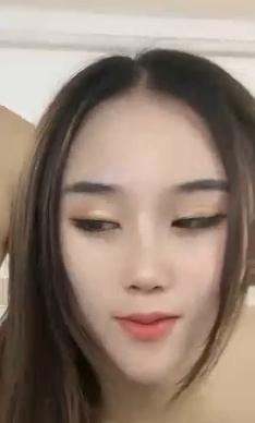 风格的丝袜搭配,展现了不同的美感。她的视频不仅仅是单纯的表演,更是一种艺术的表达。安然的作品让人感受到了时尚的魅力,让人对丝袜这一单品有了全新的认识。348v2