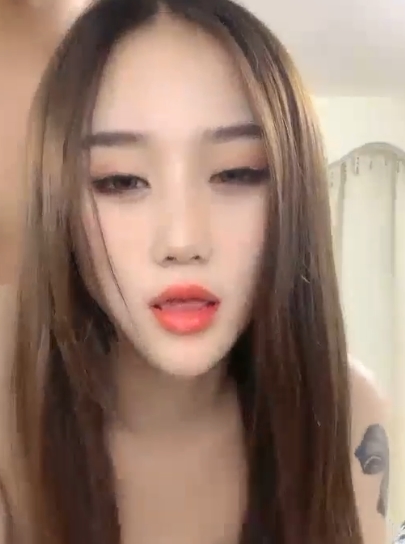 风格的丝袜搭配,展现了不同的美感。她的视频不仅仅是单纯的表演,更是一种艺术的表达。安然的作品让人感受到了时尚的魅力,让人对丝袜这一单品有了全新的认识。348v2