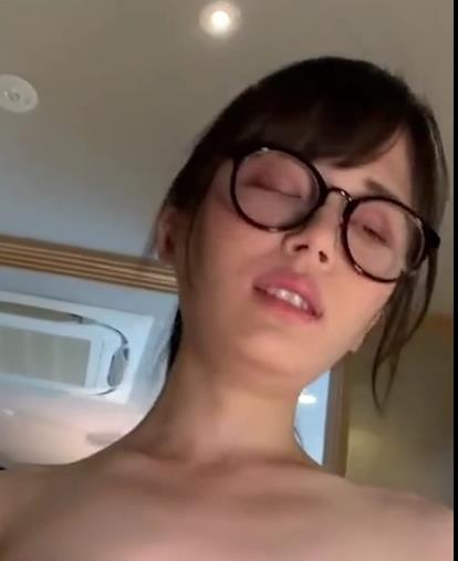 露脸眼镜娘泄密展示，完整版高清视频，情侣互动让人羡慕