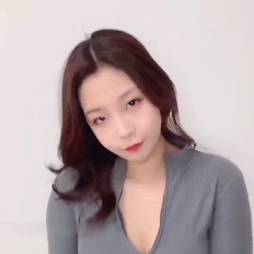 场欢乐的氛围和多人互动的热闹场面。而怼脸和大场面的出现,则让整个视频更加有趣和有看点。综上所述,这份视频资源不仅包含了丰富的内容,还有着优质的画质和音效。因此,
