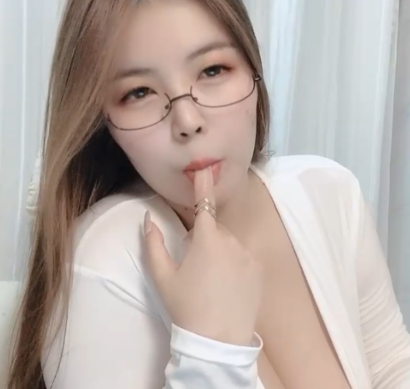 国人主播Yana_CC在Stripchat平台直播,画质超清,表演节目为跳大摆锤,视频大小为27.5克,可通过百度盘观看。