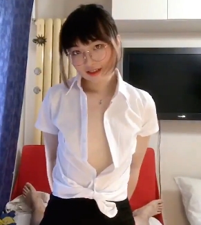 余喵喵旅行、美食、时尚等精彩视频合集:红色羽绒服、鸭舌帽、双肩包,网红余喵喵的活泼可爱之旅